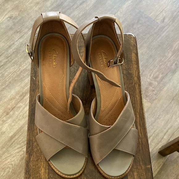 Clarks Artisan Leather Block Heel size 9 Excellent Condition in Taupe - Picture 4 of 9